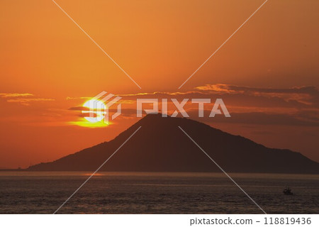 The setting sunset The setting sunset 118819436