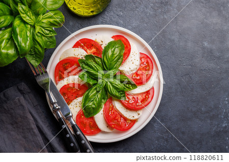 A vibrant and appetizing display of Caprese antipasti 118820611