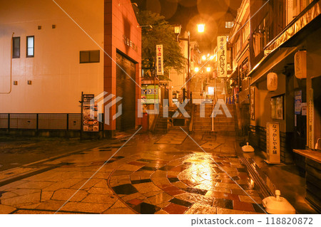 群馬縣澀川市伊香保溫泉雨中的石階街 群馬縣澀川市伊香保溫泉雨中的石階街 118820872