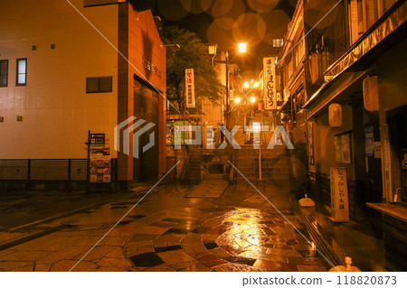群馬縣澀川市伊香保溫泉雨中的石階街 群馬縣澀川市伊香保溫泉雨中的石階街 118820873