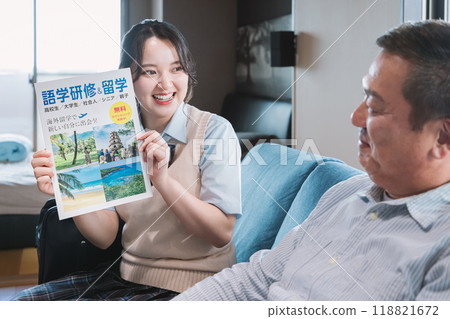 A daughter persuading her father to study abroad 118821672