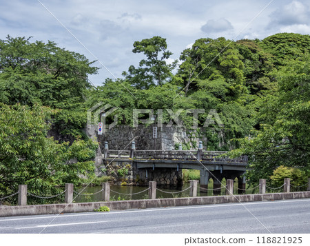 Scenery of Hikone city with stone walls and a bridge 118821925