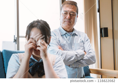 高中女孩因父親責罵而哭泣 高中女孩因父親責罵而哭泣 118822082
