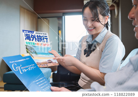 一名高中女孩向父親解釋她的海外旅行計劃 一名高中女孩向父親解釋她的海外旅行計劃 118822089