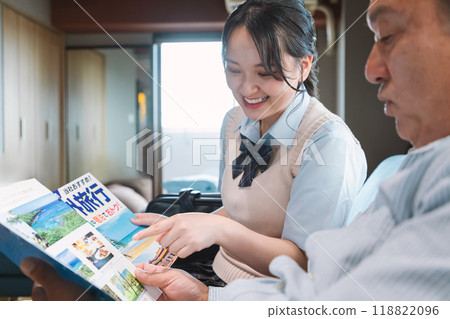 一名高中女孩向父親解釋她的海外旅行計劃 一名高中女孩向父親解釋她的海外旅行計劃 118822096