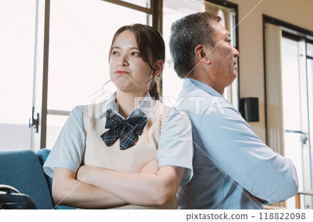 A high school girl's daughter fighting with her father 118822098