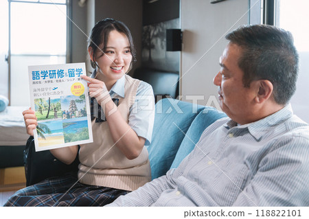 A daughter persuading her father to study abroad 118822101