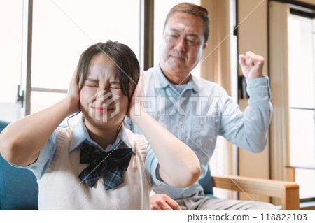 高中女生被父親罵 高中女生被父親罵 118822103