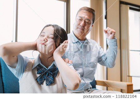 A high school girl gets scolded by her father A high school girl gets scolded by her father 118822104