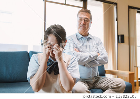 高中女孩因父親責罵而哭泣 118822105