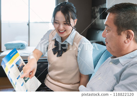 女兒說服父親出國留學的畫面 118822120