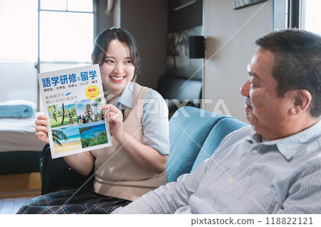 女兒說服父親出國留學的畫面 118822121