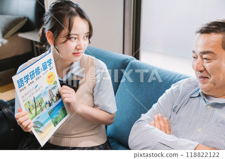 女兒說服父親出國留學的畫面 118822122