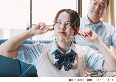 A high school girl gets scolded by her father A high school girl gets scolded by her father 118822123