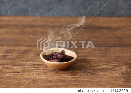 陶瓷碗中的檀香 118822259