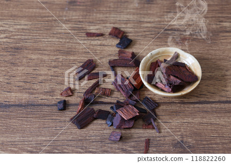 陶瓷碗中的檀香 118822260