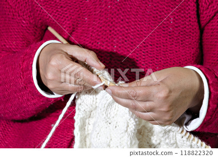 hands, sewing, woman 118822320