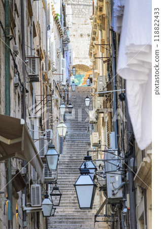 Narrow street with steep stairs in the old town of Dubrovnik, Croatia 118822433