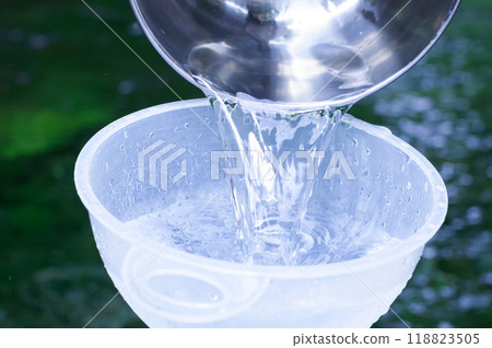 如何用湯匙汲取天然水 如何用湯匙汲取天然水 118823505