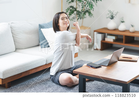 一個女人在客廳伸展身體 118823510