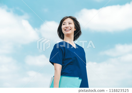 Portrait of a female healthcare worker 118823525