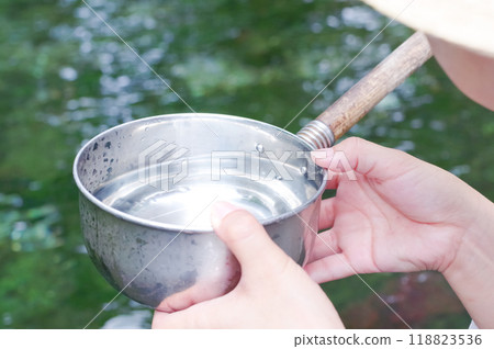 喝泉水的女人 喝泉水的女人 118823536