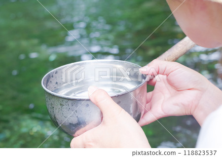 喝泉水的女人 喝泉水的女人 118823537