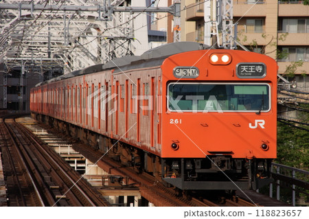 Osaka Loop Line 103 series train crossing a railway bridge_Photo taken on September 9, 2009 118823657
