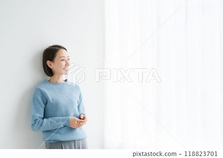 穿著藍色針織衫的女人 118823701