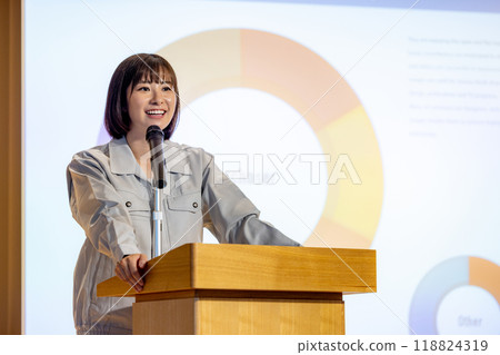 穿著工作服進行研討會的女性攝影合作：電波學園教育法人、東京電子專門學校 118824319