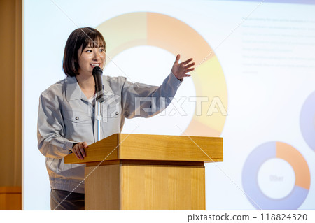 穿著工作服進行研討會的女性攝影合作：電波學園教育法人、東京電子專門學校 118824320