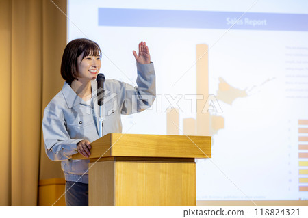 穿著工作服進行研討會的女性攝影合作：電波學園教育法人、東京電子專門學校 118824321