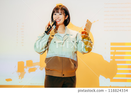 穿著工作服進行研討會的女性攝影合作:電波學園教育法人、東京電子專門學校 穿著工作服進行研討會的女性攝影合作:電波學園教育法人、東京電子專門學校 118824334