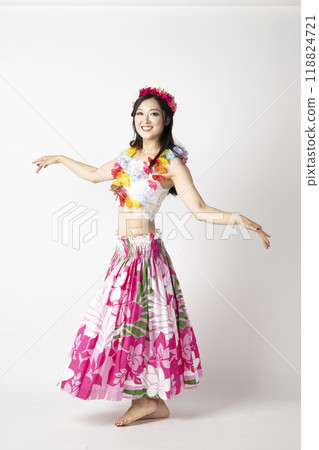 一位女草裙舞者微笑著，在白色背景上張開雙手 118824721