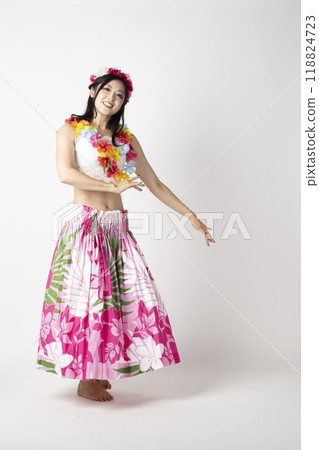 一位女草裙舞者微笑著，在白色背景上張開雙手 118824723