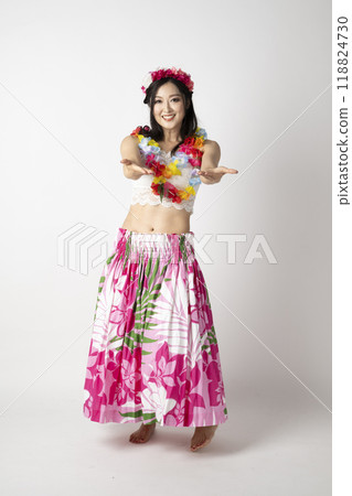 一位女草裙舞者微笑著，在白色背景上張開雙手 118824730