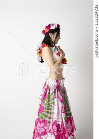 一位女草裙舞者微笑著，在白色背景上張開雙手 118824732