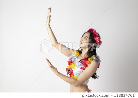 一位女草裙舞者微笑著，在白色背景上張開雙手 118824761