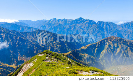 Climbing Mt. Karamatsu in autumn (view of Mt. Tsurugi and Mt. Tateyama from the summit) 118825905