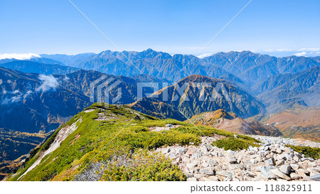 Climbing Mt. Karamatsu in autumn (view of Mt. Tsurugi and Mt. Tateyama from the summit) 118825911