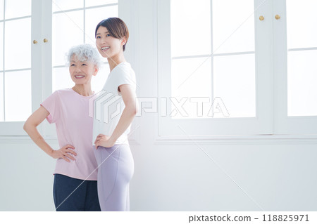 運動服的女性 118825971