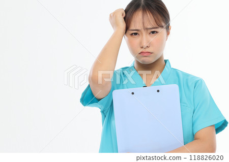 擔心的護士陰性 118826020