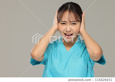Worried nurse negative 118826031