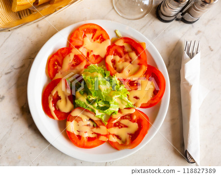 Fresh vegetable salad with tomatoes and lettuce 118827389