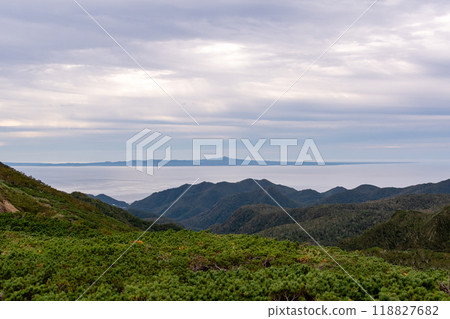 從北海道知床峠看到的北領國國後島 118827682