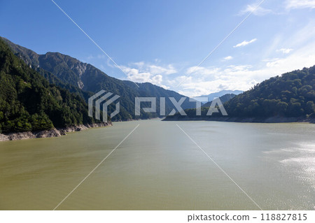 從富山縣立山町黑部水壩的堤防看到的黑部湖 118827815