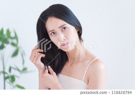 Middle-aged women who suffer from damaged hair (split ends, cut hair) Middle-aged women who suffer from damaged hair (split ends, cut hair) 118828784