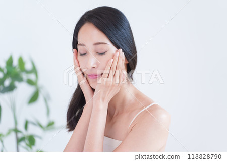 Middle women's beauty 118828790