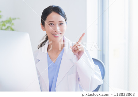 Working female doctor Working female doctor 118828808