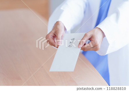 有辭職信的女醫生 118828810